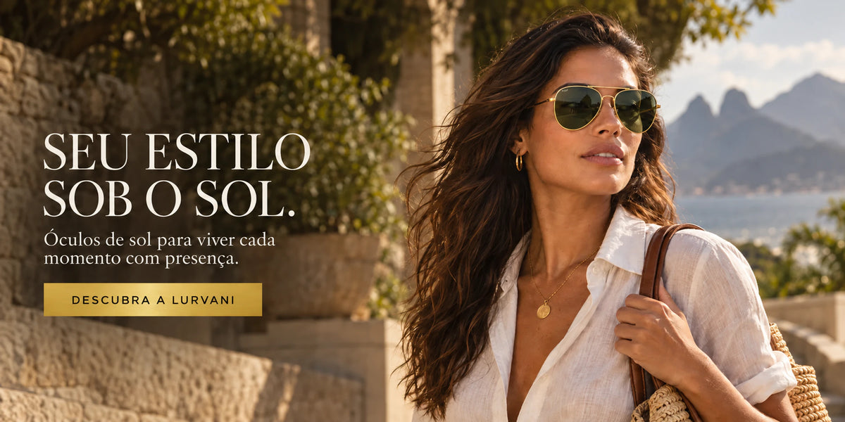 Mulher usando óculos de sol aviador dourado Roma LURVANI em cenário externo, composição horizontal.