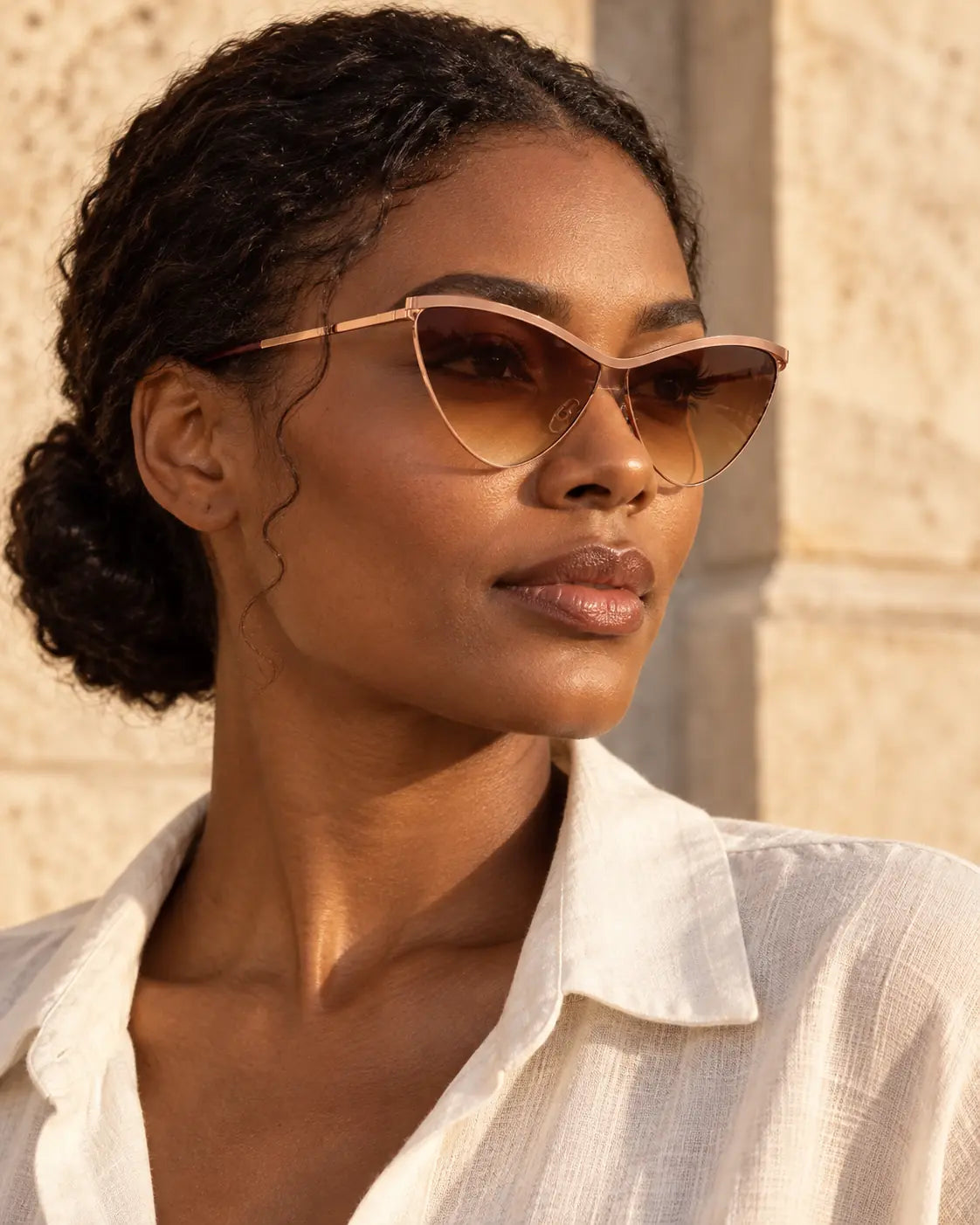 Mulher usando óculos de sol feminino gatinho marrom modelo Siena LURVANI, em retrato de moda com enquadramento próximo.