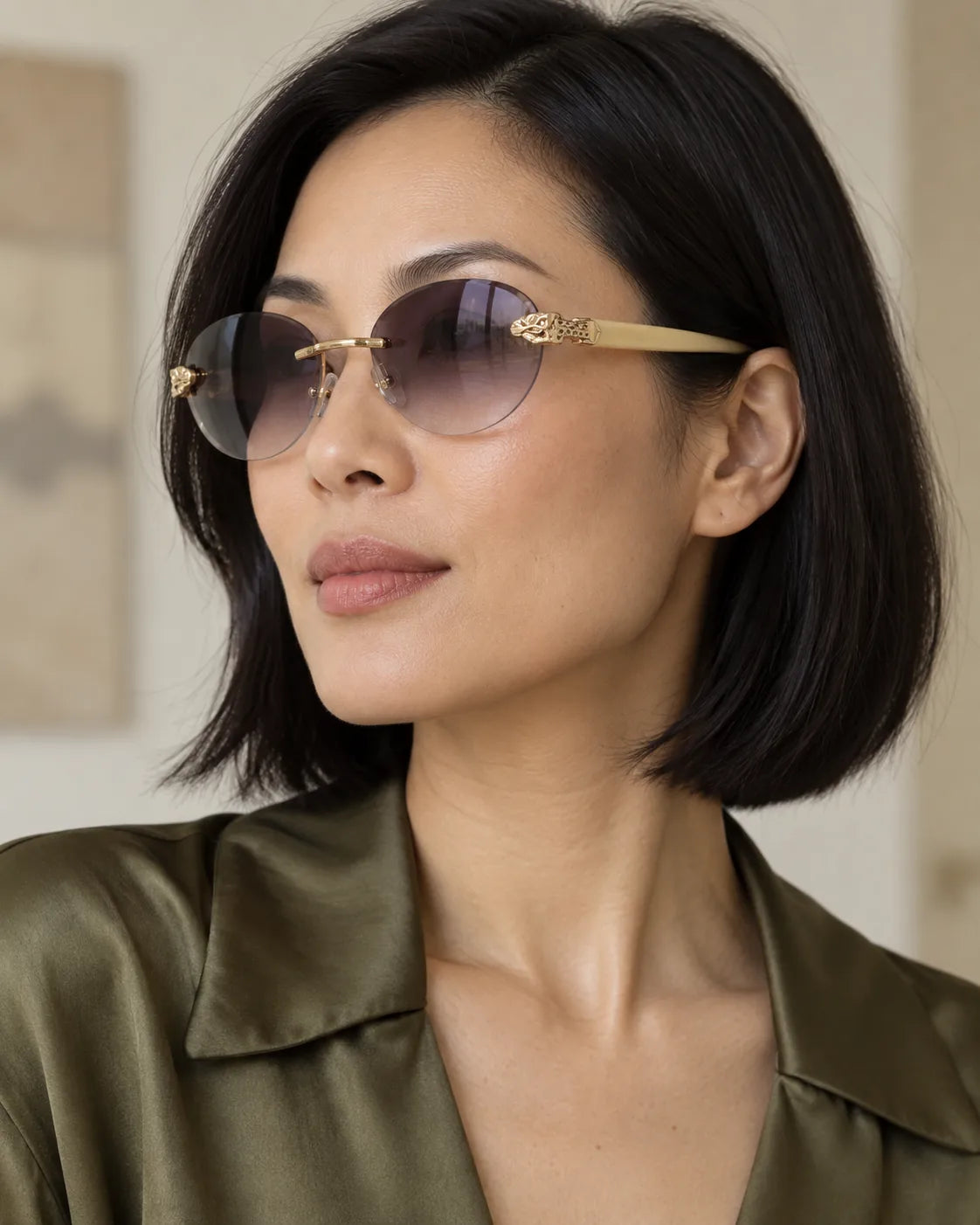 Mulher usando óculos de sol feminino oval violeta modelo Firenze LURVANI, em retrato de moda com enquadramento próximo.