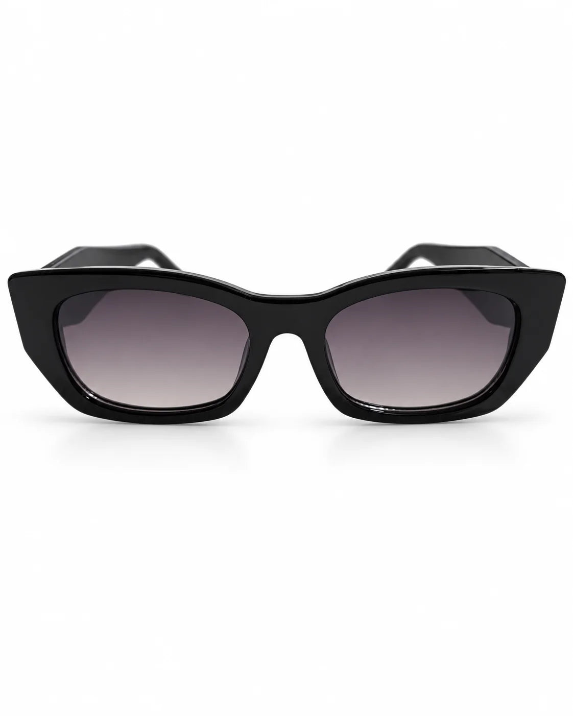 Óculos de sol feminino retangular preto modelo Vicenza LURVANI, com lentes fumê em degradê, vista frontal em fundo branco.