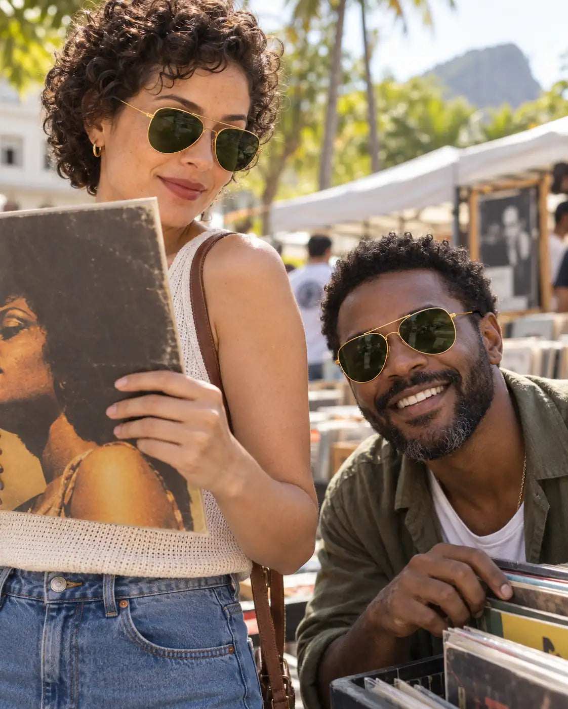 Homem e mulher usando óculos de sol unissex aviador dourado modelo Roma LURVANI, em retrato de moda com enquadramento próximo.