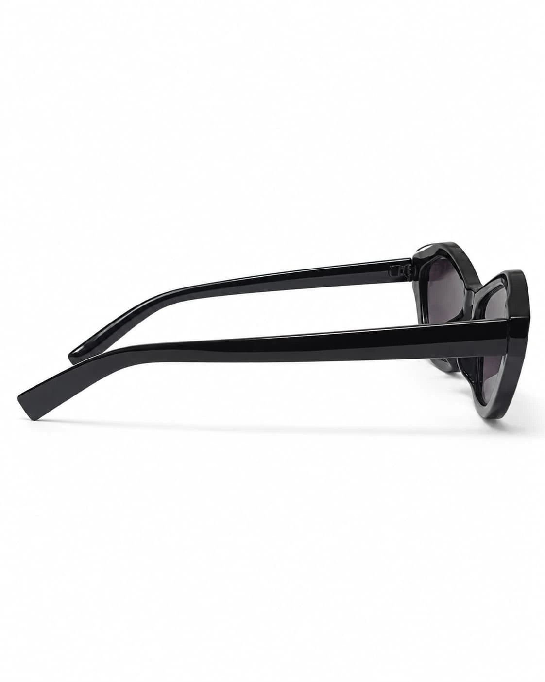 Óculos de sol feminino gatinho preto modelo Selene LURVANI, vista lateral esquerda em fundo branco.