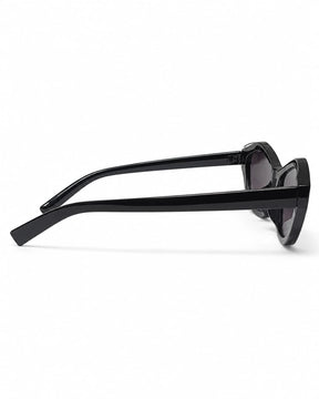 Óculos de sol feminino gatinho preto modelo Selene LURVANI, vista lateral esquerda em fundo branco.