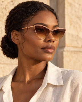 Mulher usando óculos de sol feminino gatinho marrom modelo Siena LURVANI, em retrato de moda com enquadramento próximo.