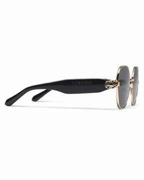 Óculos de sol feminino octogonal dourado modelo Milano LURVANI, vista lateral direita em fundo branco.