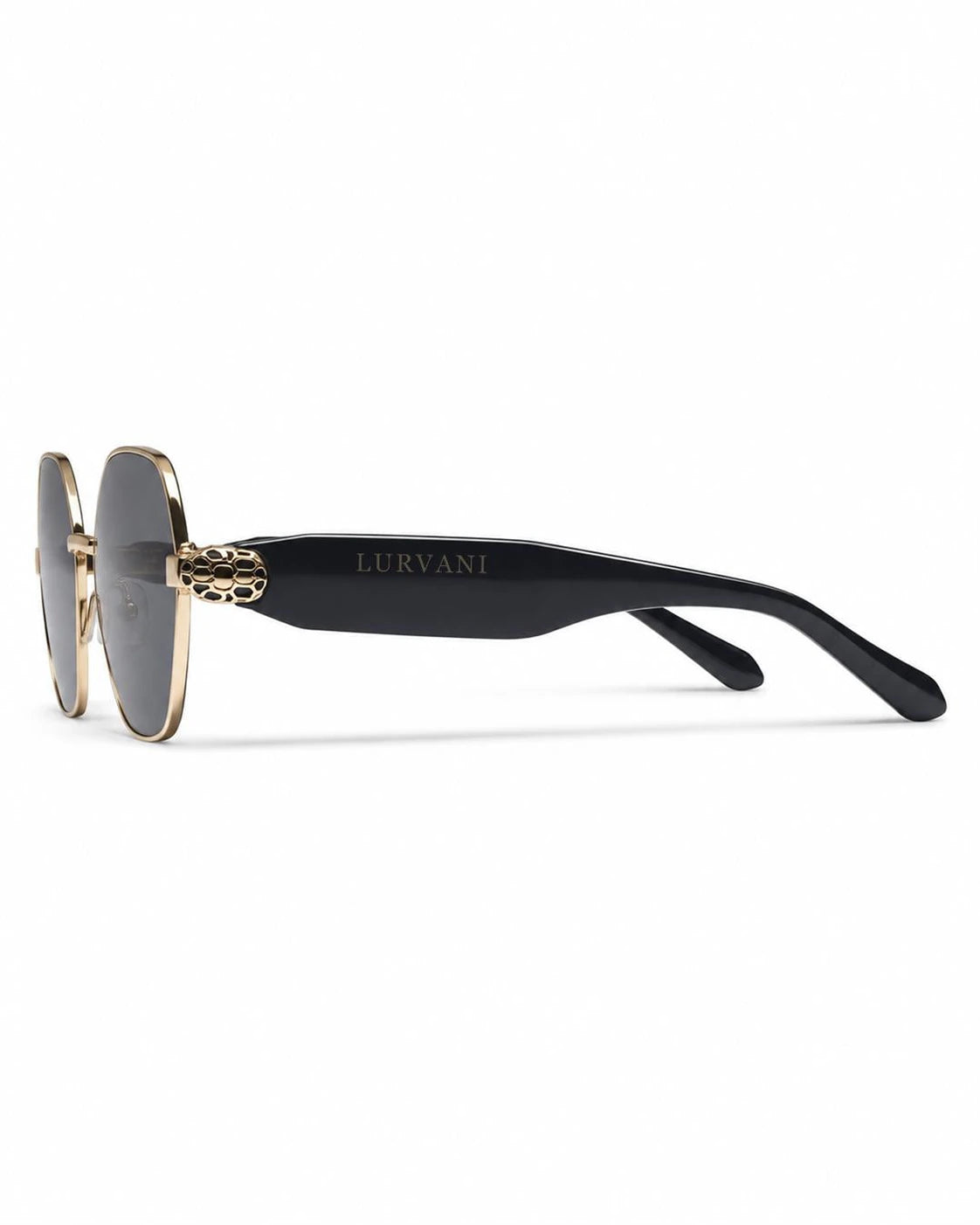 Óculos de sol feminino octogonal dourado modelo Milano LURVANI, vista lateral esquerda em fundo branco.