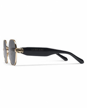 Óculos de sol feminino octogonal dourado modelo Milano LURVANI, vista lateral esquerda em fundo branco.
