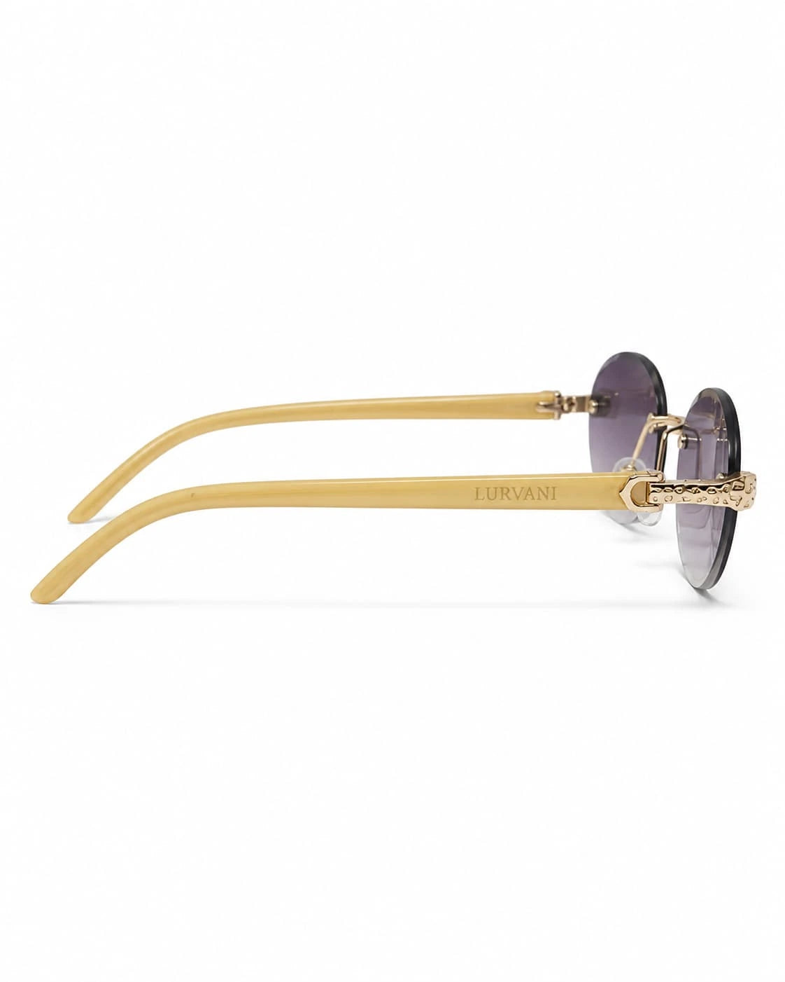 Óculos de sol feminino oval violeta modelo Firenze LURVANI, vista lateral esquerda em fundo branco.