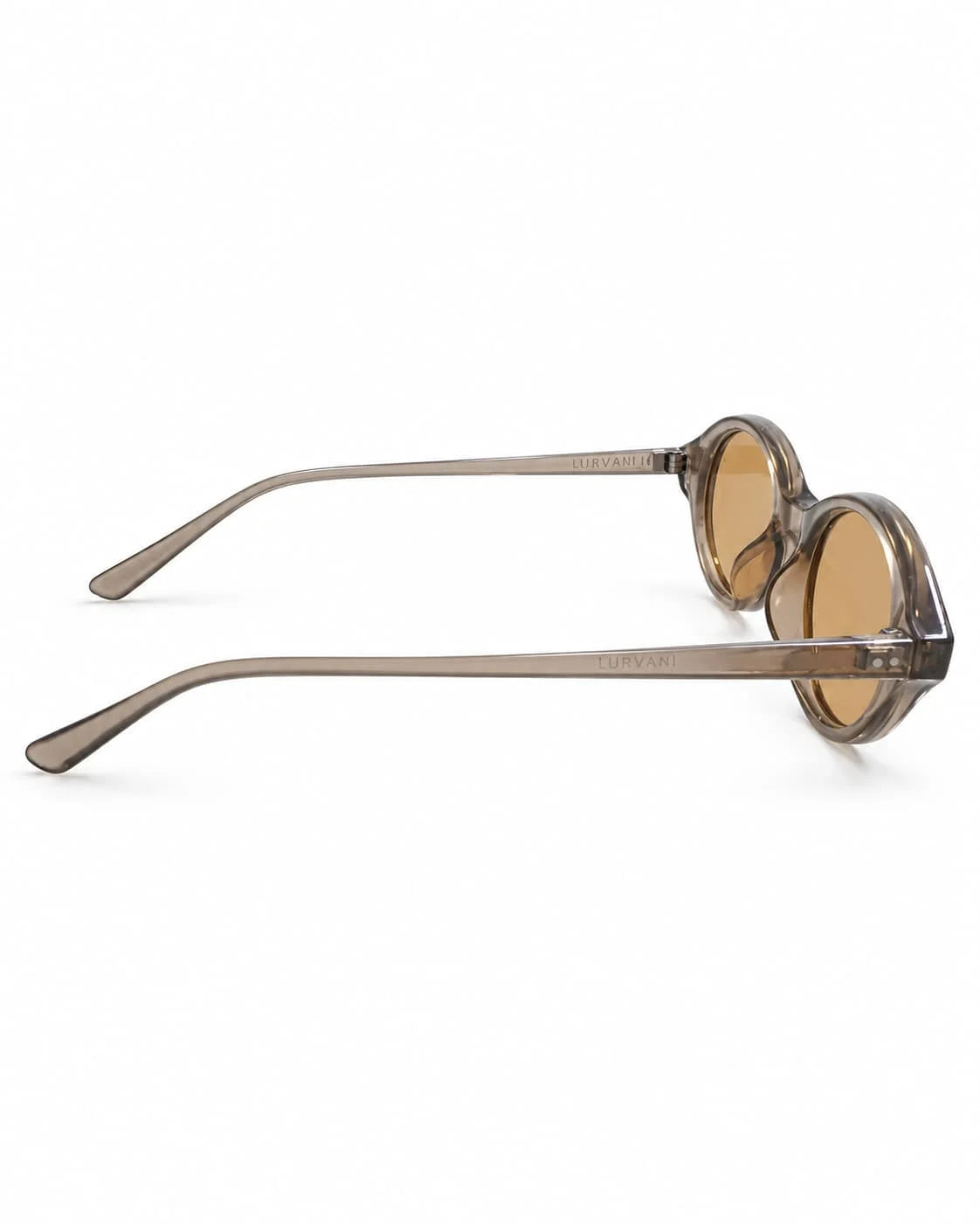 Óculos de sol feminino oval modelo Valleny LURVANI, visto por trás com hastes marrom translúcidas em fundo branco.