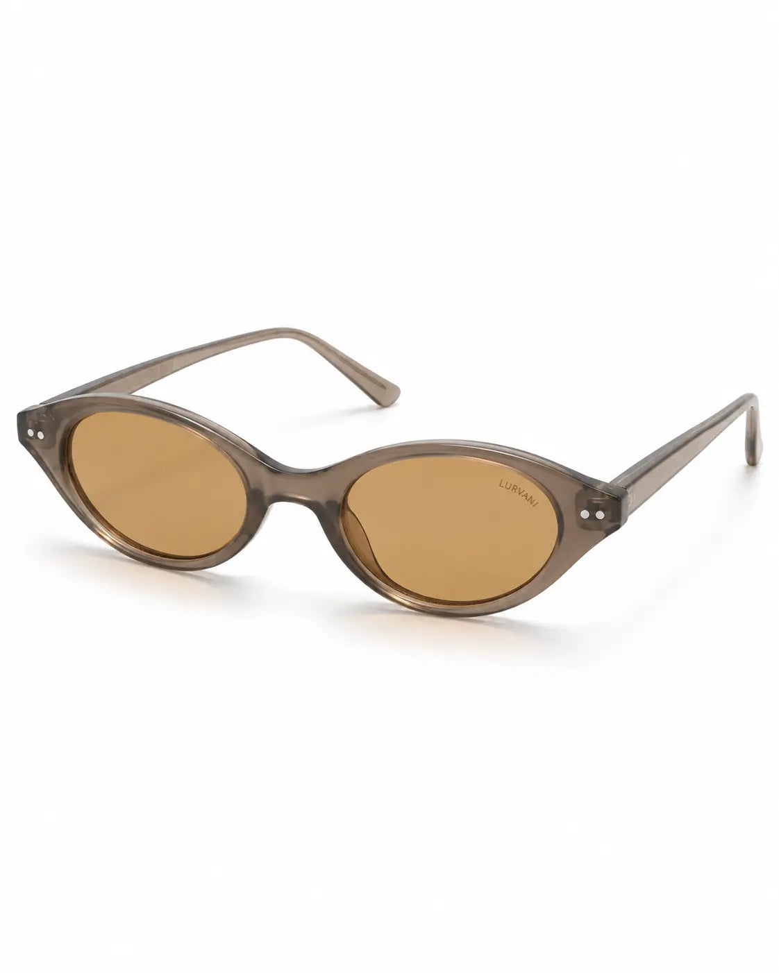 Óculos de sol feminino oval modelo Valleny LURVANI, com armação marrom translúcida, em perspectiva sobre fundo branco.