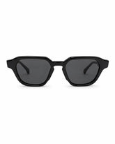 Óculos de sol feminino quadrado preto modelo Bellagio LURVANI, vista frontal em fundo branco.
