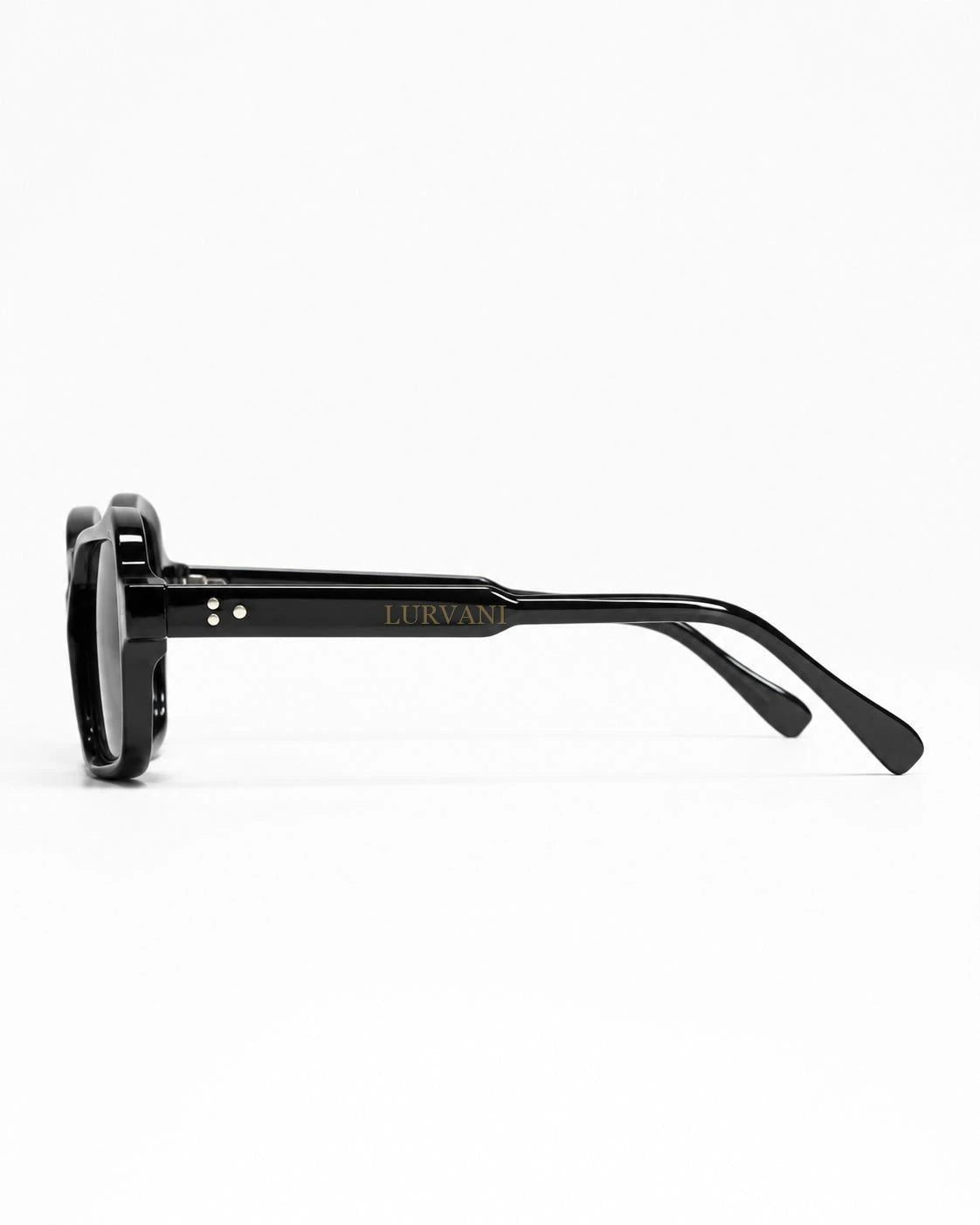 Óculos de sol feminino quadrado preto modelo Bellagio LURVANI, vista lateral direita em fundo branco.