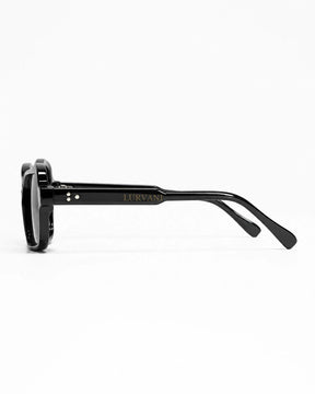 Óculos de sol feminino quadrado preto modelo Bellagio LURVANI, vista lateral direita em fundo branco.