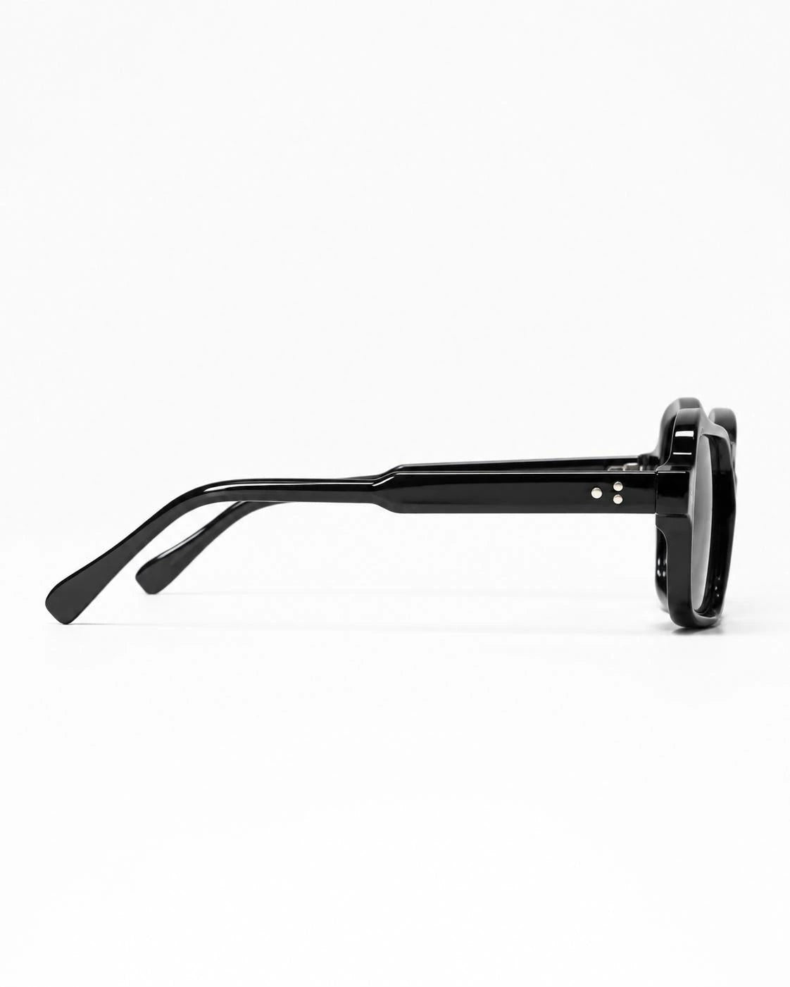 Óculos de sol feminino quadrado preto modelo Bellagio LURVANI, vista lateral esquerda em fundo branco.