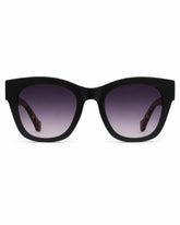 Óculos de sol feminino quadrado preto modelo Ravenna LURVANI, vista frontal em fundo branco.