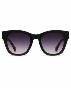 Óculos de sol feminino quadrado preto modelo Ravenna LURVANI, vista frontal em fundo branco.