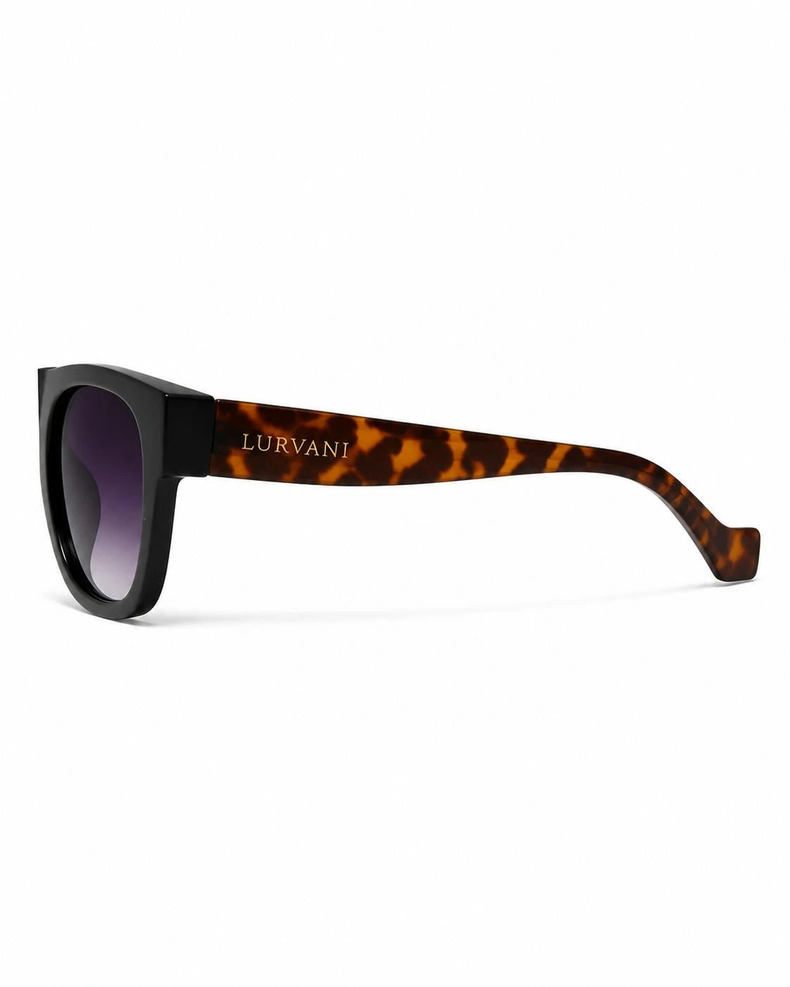 Óculos de sol feminino quadrado preto modelo Ravenna LURVANI, vista lateral direita em fundo branco.