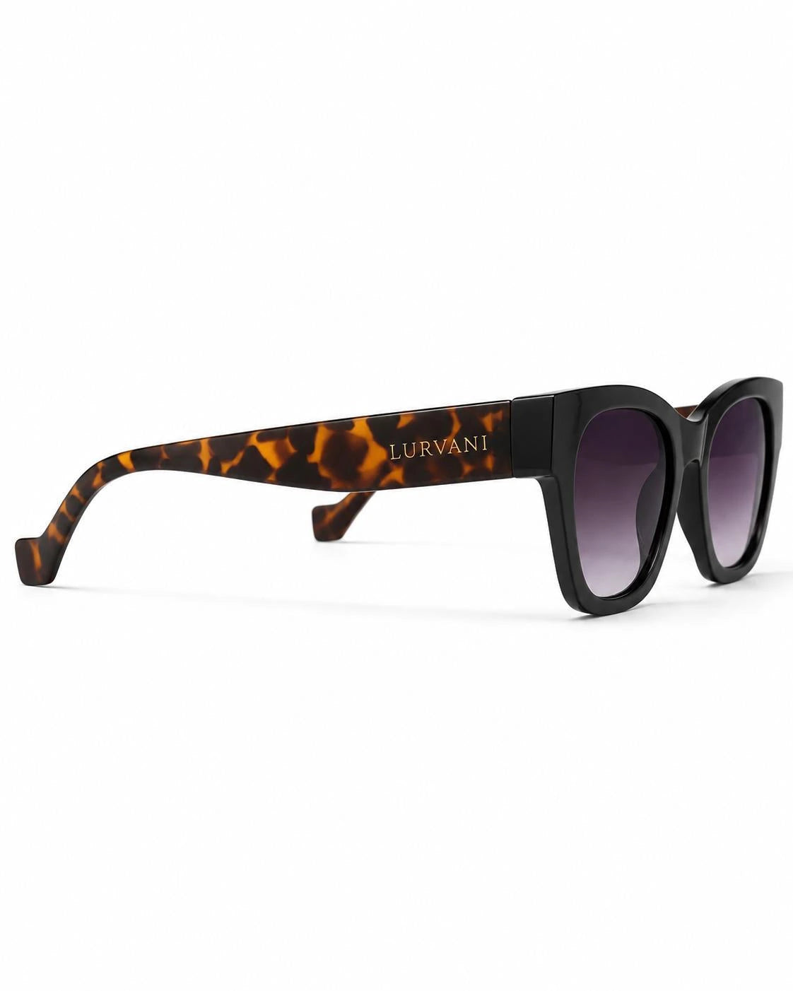 Óculos de sol feminino quadrado preto modelo Ravenna LURVANI, vista lateral esquerda em fundo branco.