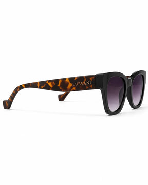 Óculos de sol feminino quadrado preto modelo Ravenna LURVANI, vista lateral esquerda em fundo branco.