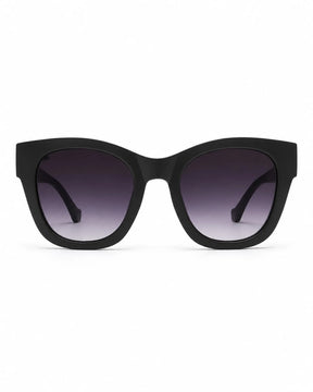 Óculos de sol feminino quadrado preto modelo Violet LURVANI, vista frontal em fundo branco.