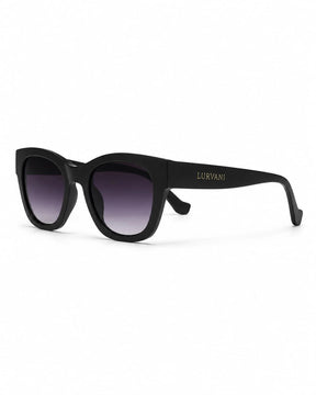 Óculos de sol feminino quadrado preto modelo Violet LURVANI, vista lateral direita em fundo branco.