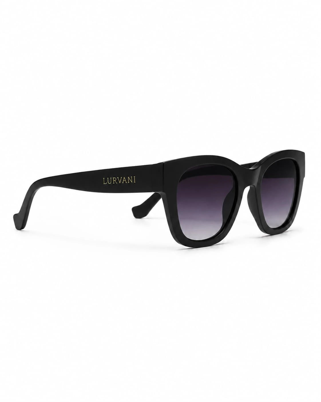 Óculos de sol feminino quadrado preto modelo Violet LURVANI, vista lateral esquerda em fundo branco.