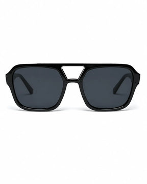 Óculos de sol feminino quadrado preto modelo Vittoria LURVANI, com lentes fumê e recorte na ponte, vista frontal em fundo branco.