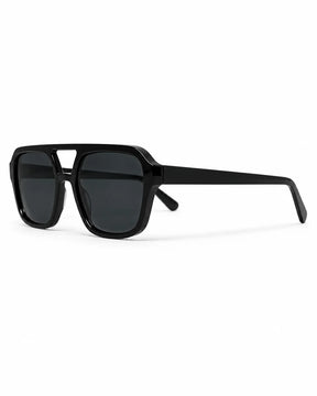 Óculos de sol feminino quadrado preto modelo Vittoria LURVANI, em perspectiva direita com haste aberta sobre fundo branco.