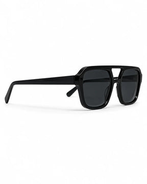 Óculos de sol feminino quadrado preto modelo Vittoria LURVANI, em perspectiva esquerda com haste aberta sobre fundo branco.