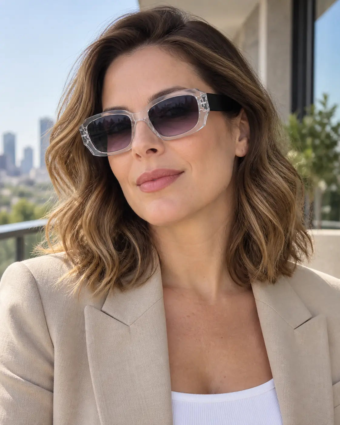 Mulher usando óculos de sol feminino retangular transparente modelo Alba LURVANI, em retrato de moda com enquadramento próximo.