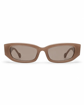 Óculos de sol feminino retangular nude modelo Amelie LURVANI, com lentes marrons, vista frontal em fundo branco.