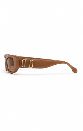Óculos de sol feminino retangular nude modelo Amelie LURVANI, vista lateral com detalhe dourado na haste em fundo branco.