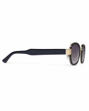 Óculos de sol feminino retangular preto modelo Venezia LURVANI, vista lateral esquerda em fundo branco.