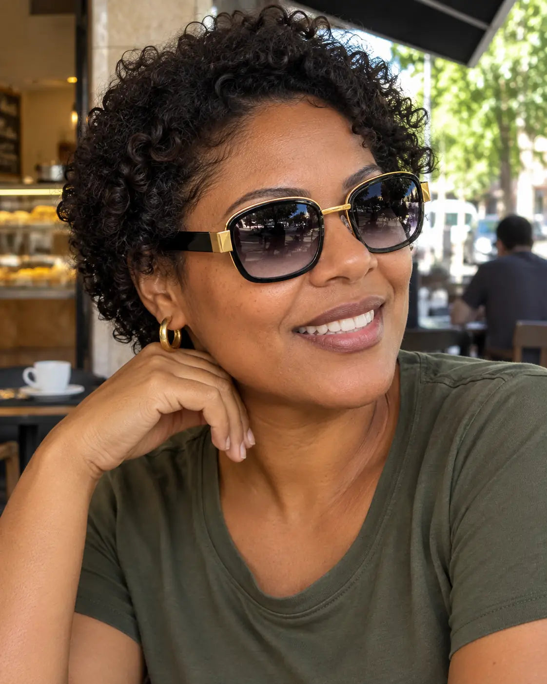 Mulher usando óculos de sol feminino retangular preto modelo Venezia LURVANI, em retrato de moda com enquadramento próximo.