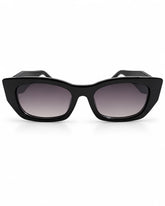 Óculos de sol feminino retangular preto modelo Vicenza LURVANI, com lentes fumê em degradê, vista frontal em fundo branco.