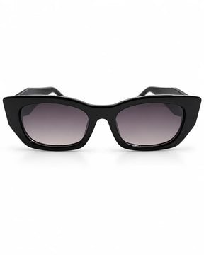 Óculos de sol feminino retangular preto modelo Vicenza LURVANI, com lentes fumê em degradê, vista frontal em fundo branco.