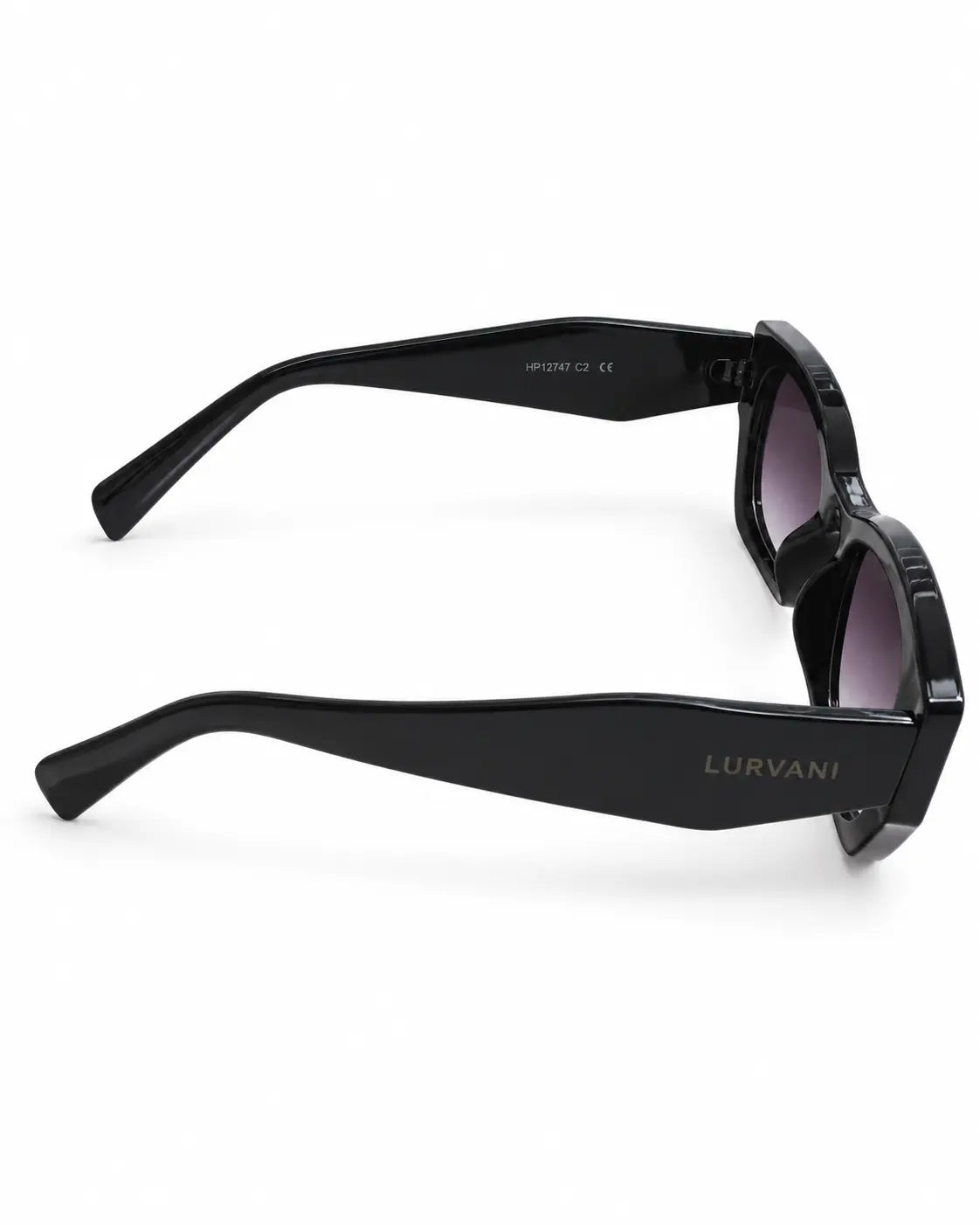 Óculos de sol feminino retangular preto modelo Vicenza LURVANI, vista lateral com hastes largas em fundo branco.
