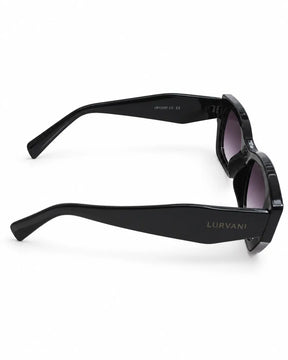 Óculos de sol feminino retangular preto modelo Vicenza LURVANI, vista lateral com hastes largas em fundo branco.