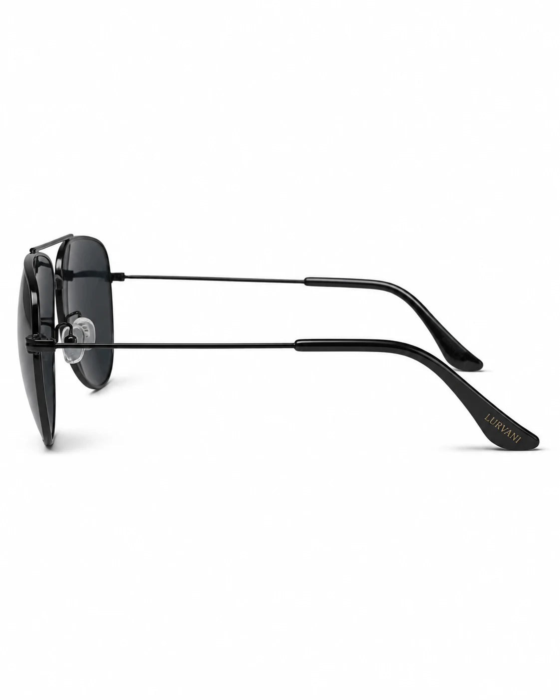 Óculos de sol masculino aviador preto modelo Aston LURVANI, vista lateral direita com haste fina em fundo branco.