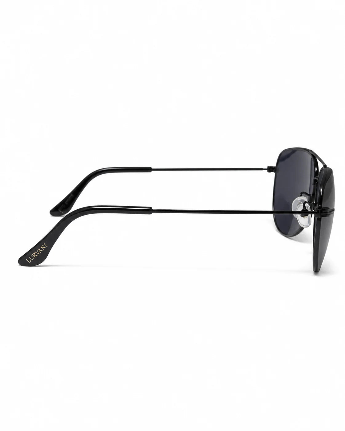 Óculos de sol masculino aviador preto modelo Aston LURVANI, vista lateral esquerda com haste fina em fundo branco.