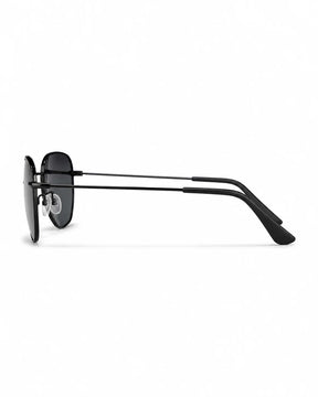 Óculos de sol masculino quadrado preto modelo Norden LURVANI, vista lateral com haste fina em fundo branco.