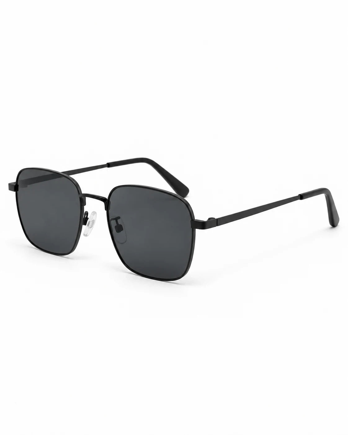 Óculos de sol masculino quadrado preto modelo Norden LURVANI, em perspectiva com lentes fumê e fundo branco.