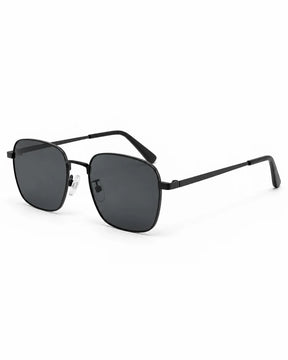 Óculos de sol masculino quadrado preto modelo Norden LURVANI, em perspectiva com lentes fumê e fundo branco.