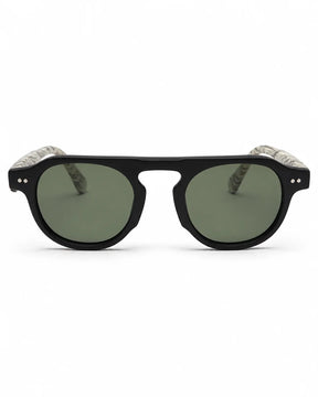 Óculos de sol masculino quadrado preto modelo Verona LURVANI, com lentes verdes e ponte recortada, vista frontal em fundo branco.