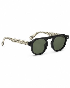 Óculos de sol masculino quadrado preto modelo Verona LURVANI, em perspectiva direita com hastes mescladas em fundo branco.