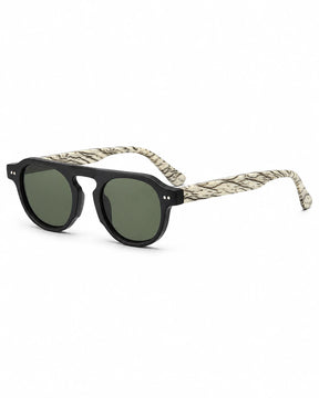 Óculos de sol masculino quadrado preto modelo Verona LURVANI, em perspectiva esquerda com hastes mescladas em fundo branco.