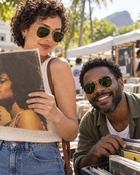 Homem e mulher usando óculos de sol unissex aviador dourado modelo Roma LURVANI, em retrato de moda com enquadramento próximo.