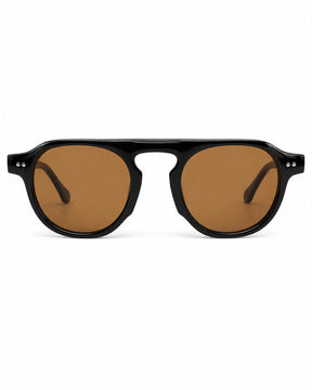 Óculos de sol unissex quadrado preto modelo Âmbar LURVANI, com lentes âmbar, vista frontal em fundo branco.