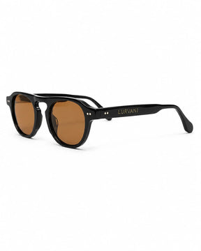 Óculos de sol unissex quadrado preto modelo Âmbar LURVANI, com lentes âmbar, vista lateral direita em fundo branco.