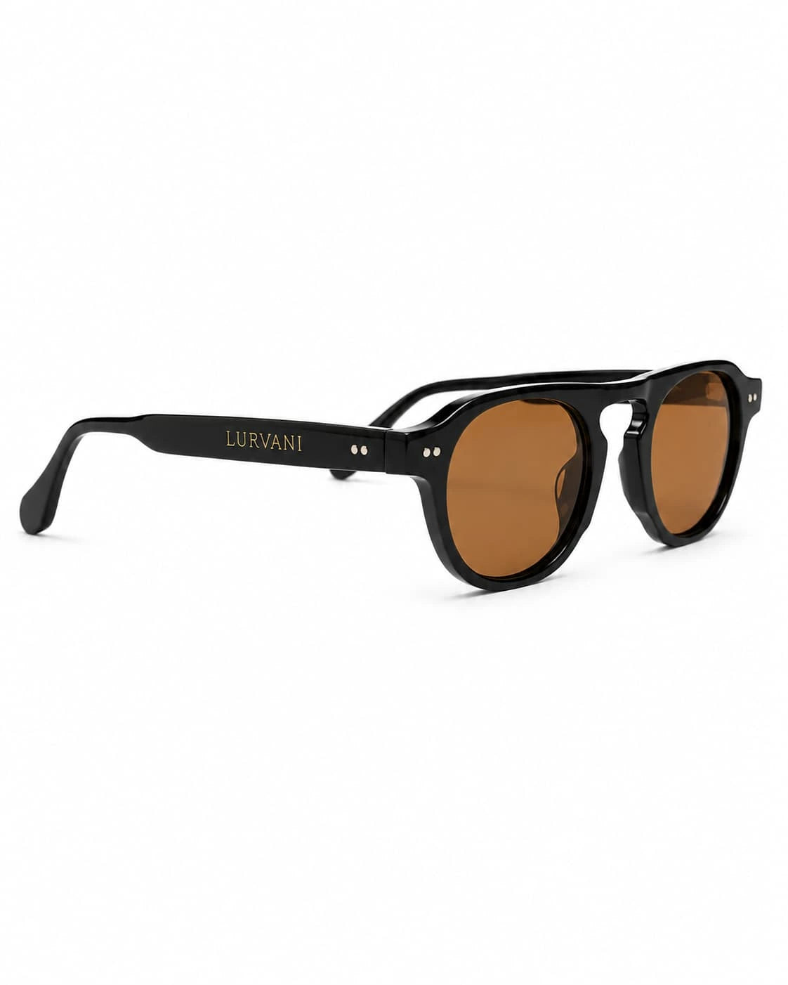 Óculos de sol unissex quadrado preto modelo Âmbar LURVANI, com lentes âmbar, vista lateral esquerda em fundo branco.